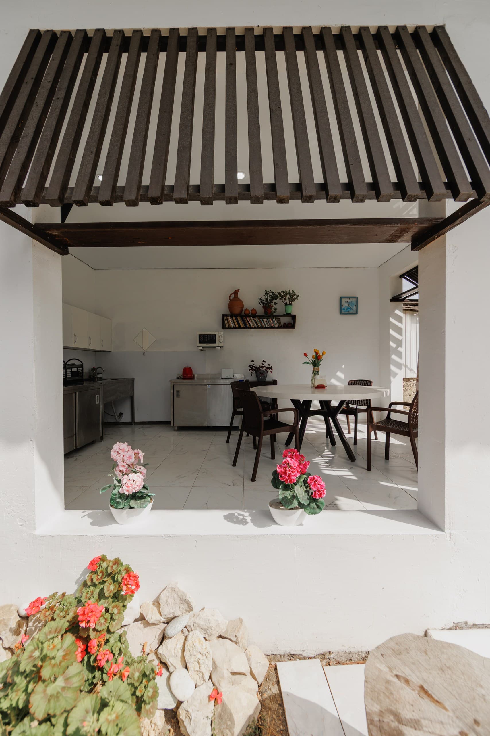 Интерьер обеденной зоны и кухни гостевого дома