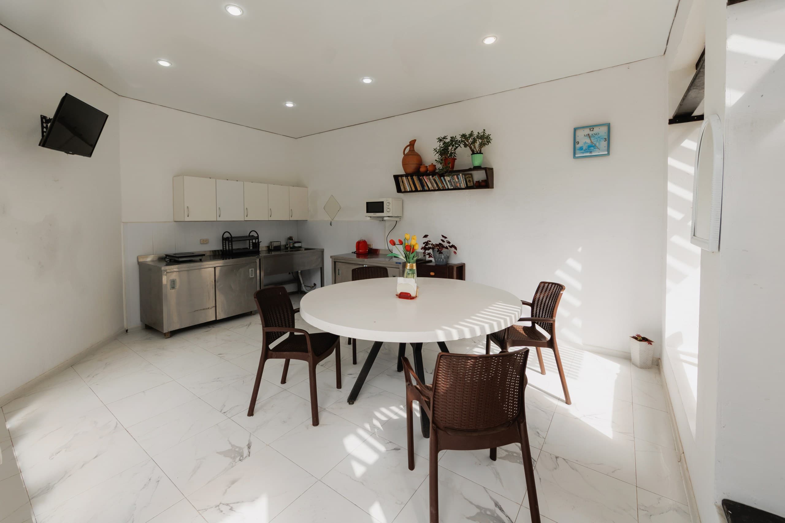 Фасад гостевого дома в вечернее время